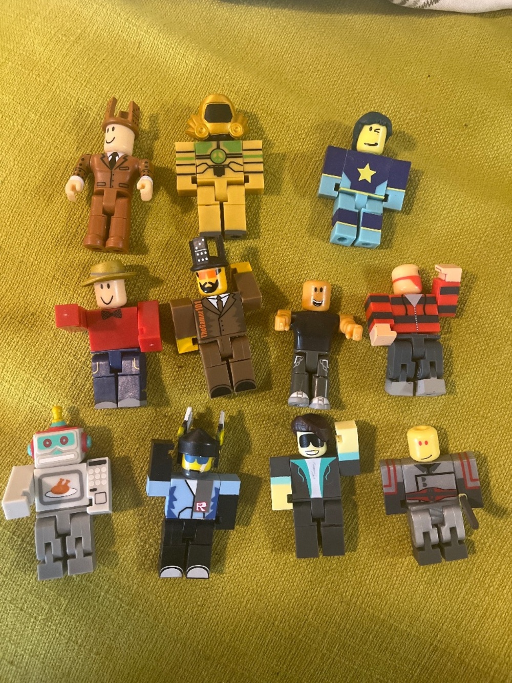 Lot of 11 Roblox figures